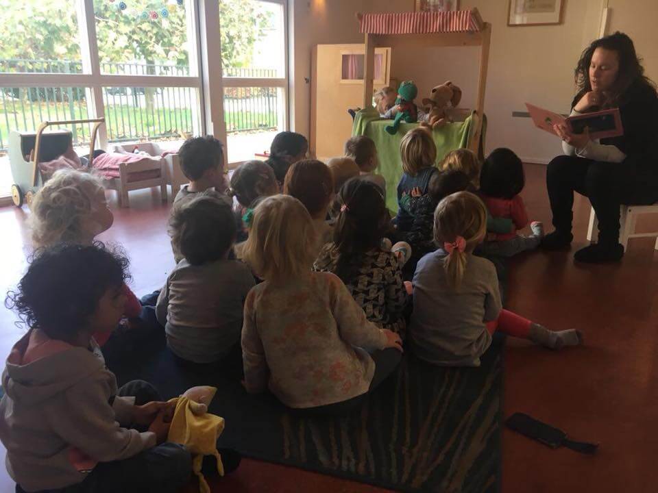 Kijken en luisteren naar een poppenkast